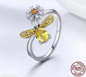 Insect and daisy ring