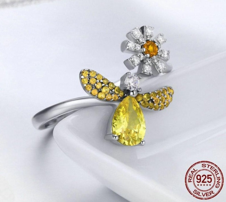 Insect and daisy ring